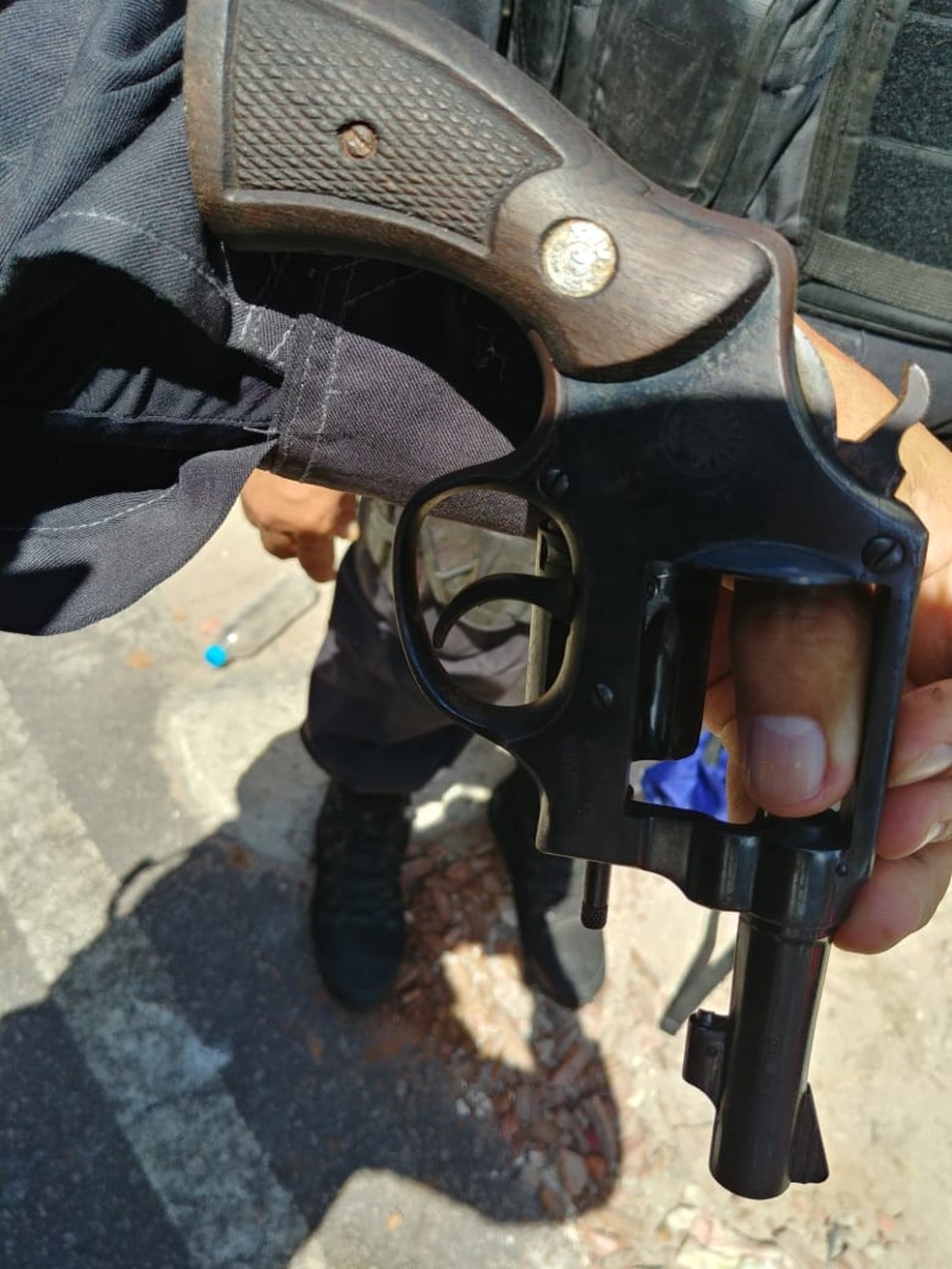 Arma usada pelo suspeito de assalto a ônibus também foi apreendida pela PM — Foto: PM/Divulgação