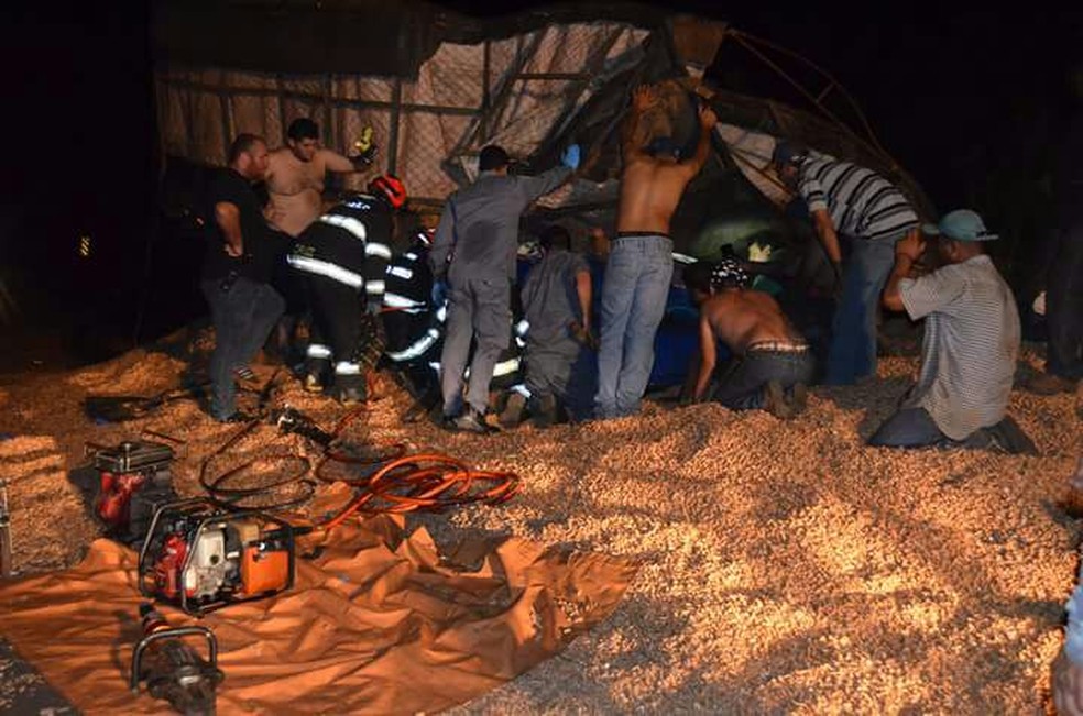 Corpo de Bombeiros e motoristas que passavam pelo local ajudaram a tirar o homem de dentro do veículo (Foto: João Trentini)