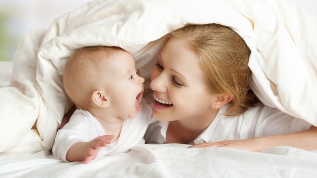Brincar com o bebê é uma das maneiras de estreitar o vínculo (Foto: Thinkstock)