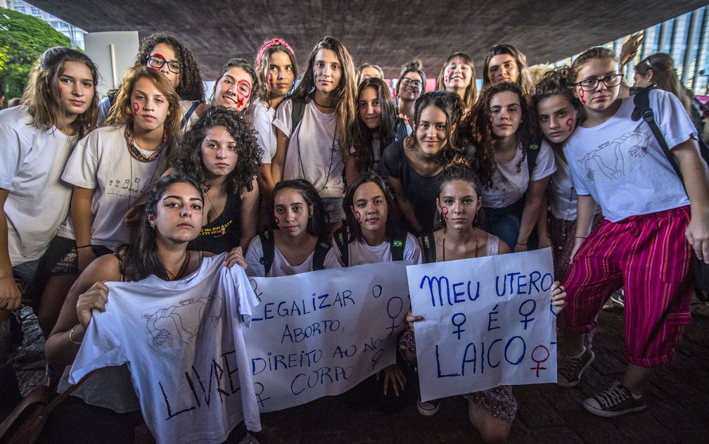 Manifestantes protestam na Av. Paulista contra projeto que criminaliza aborto até em casos de estupro (Foto: Cris Faga/Fox Press Photo/Estadão Conteúdo)