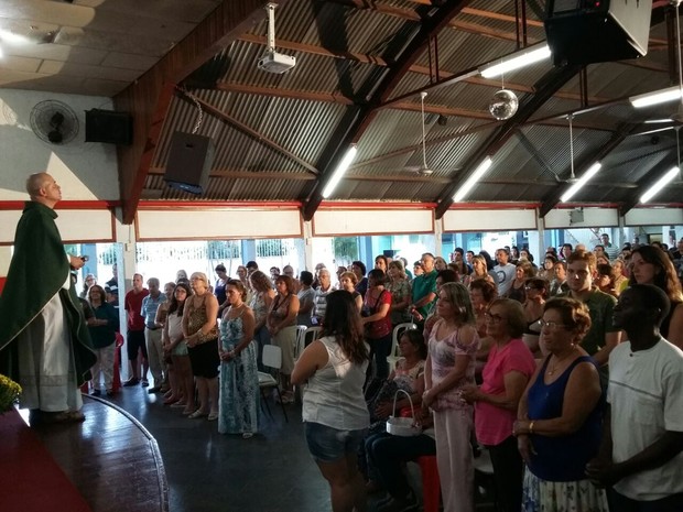 Missa alternativa reúne mais de 800 pessoas (Foto: Alexandre Azank / TV TEM)