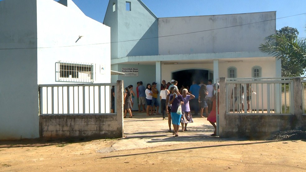 Criança é velada em igreja de Guarapari, no ES  — Foto: Paulo Cordeiro/ TV Gazeta 