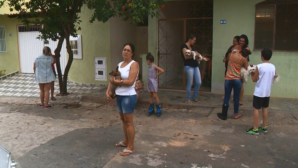 Moradores de Alto Novo Parque estão preocupados com os casos de envenenamento (Foto: Roberto Duarte/ TV Gazeta)