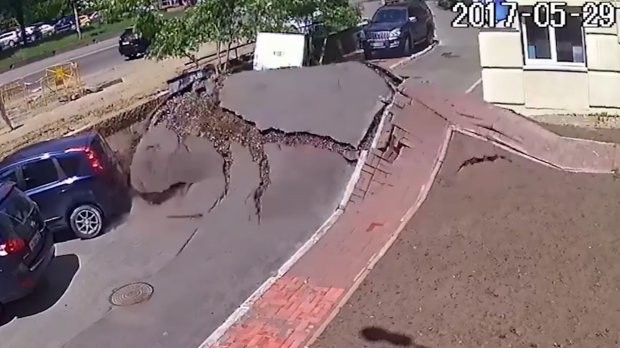 O chão cede após explosão de tubulação de água na Ucrânia