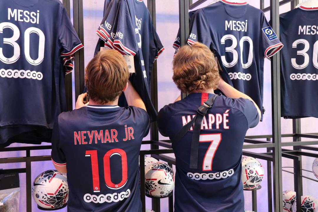 Torcedores do Paris Saint-Germain de olho na camisa de Messi, com o número 30