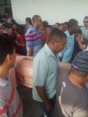 Familiares e amigos carregaram caixão de mulher espancada (Foto: Anna Gabriela Ribeiro / G1)
