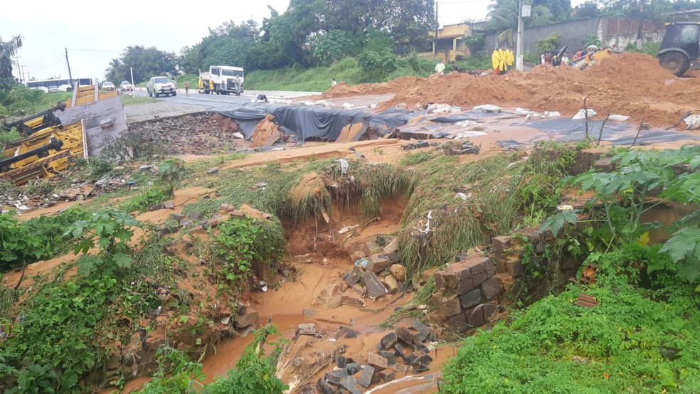 Ap&oacute;s cratera se abrir, trecho da BR-226 em Natal &eacute; interditado por tempo indeterminado &mdash; Foto: PRF/Divulga&ccedil;&atilde;o