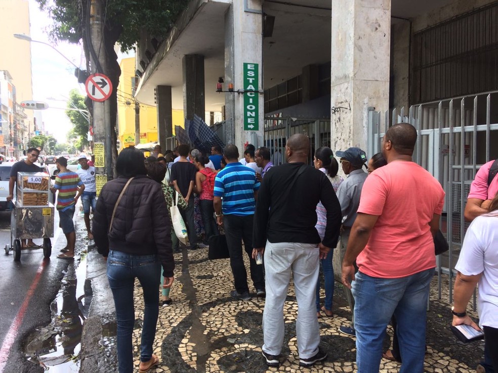Agências da Caixa têm longas filas em Salvador no último dia de ...