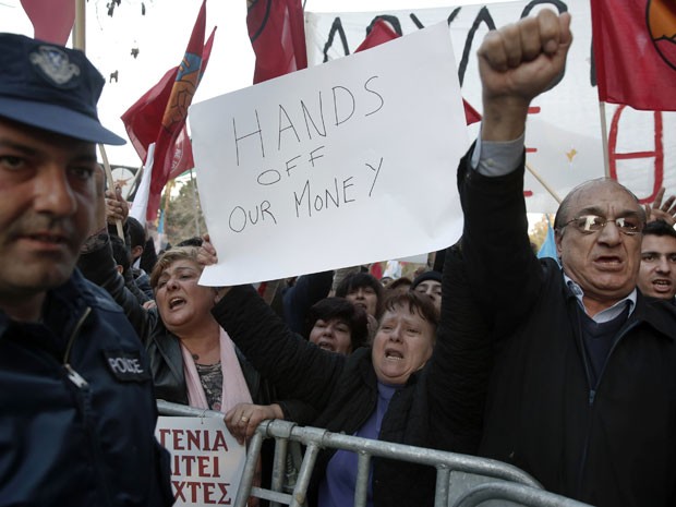 Manifestantes protestaram nesta terça-feira (19) contra o plano em frente ao Parlamento do Chipre (Foto: Reuters)