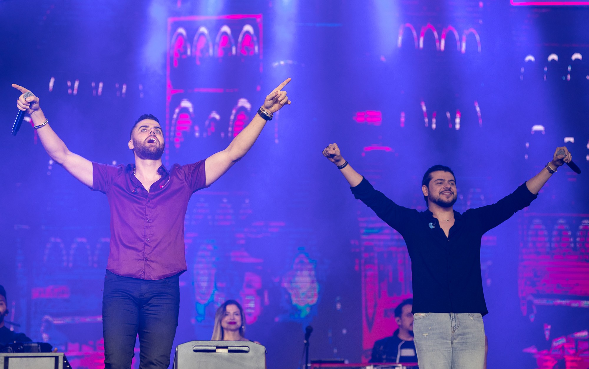 Com bandeira do Brasil, Zé Neto & Cristiano fazem show com discurso pró-rodeio e agro na Festa de Barretos