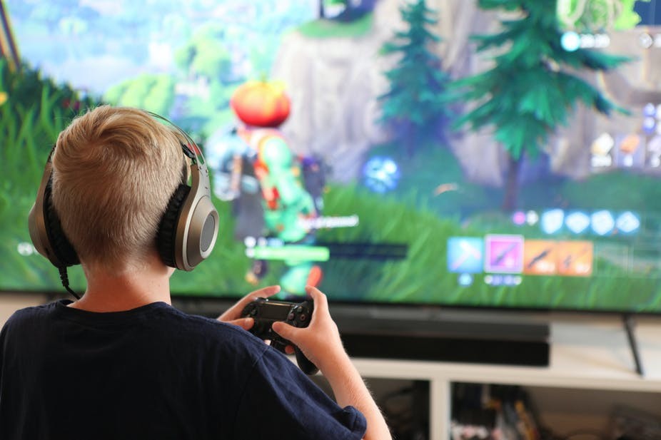 Menino jogando Fortnite (Foto: Shutterstock)