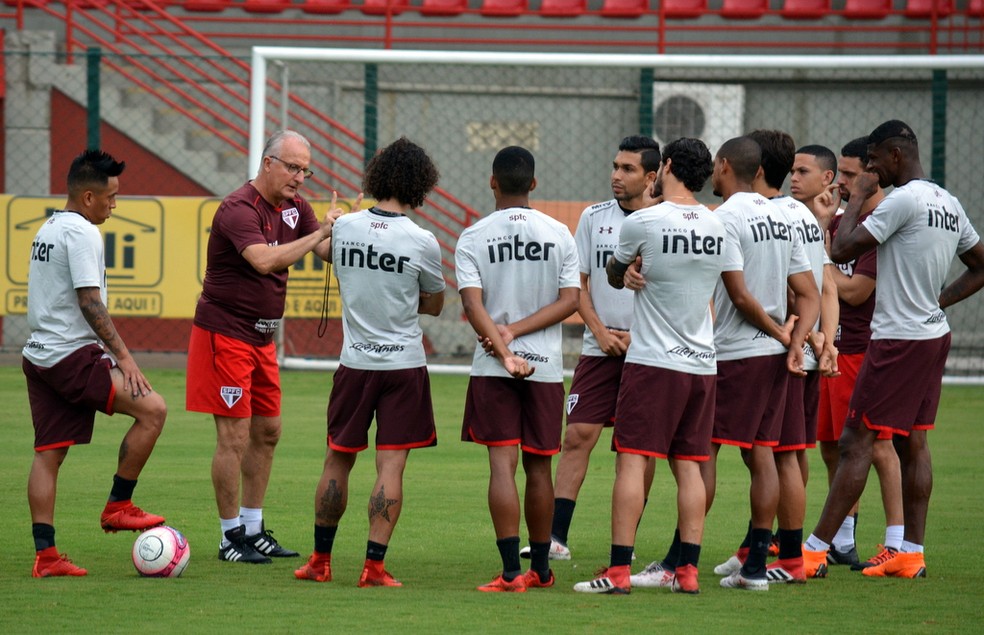 Dorival conversa com jogadores no treino do São Paulo (Foto: Érico Leonan / saopaulofc.net)