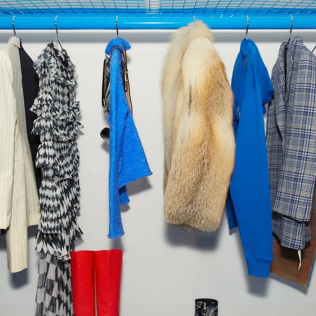 Virgil Abloh: ‘Figures of Speech’: A rack of clothes reproduces the look of Off-White stores (Foto: Reprodução/ Landon Phillips)