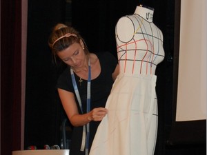 Processo de criação de uma saia modelo godê (Foto: Divulgação/Firjan Itaperuna)