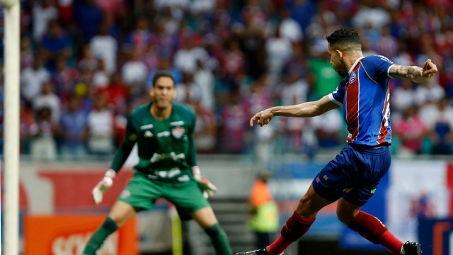 Flávio chuta para defesa de Ronaldo em partida do Bahia contra o Vitória