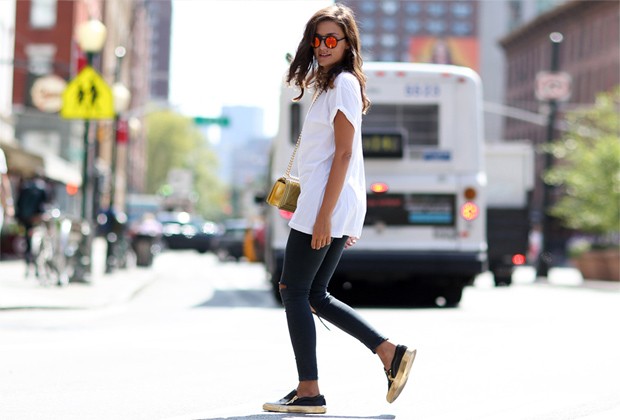 Jeans skinny continua sendo a grande sensação entre as fashionistas (Foto: Imaxtree)
