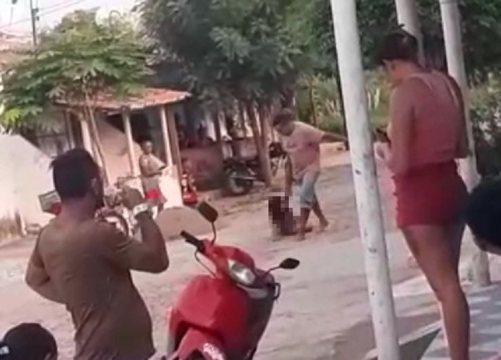 Polícia deteve pai da criança que sofreu maus-tratos em Crateús; caso foi filmado por vizinhos — Foto: Reprodução