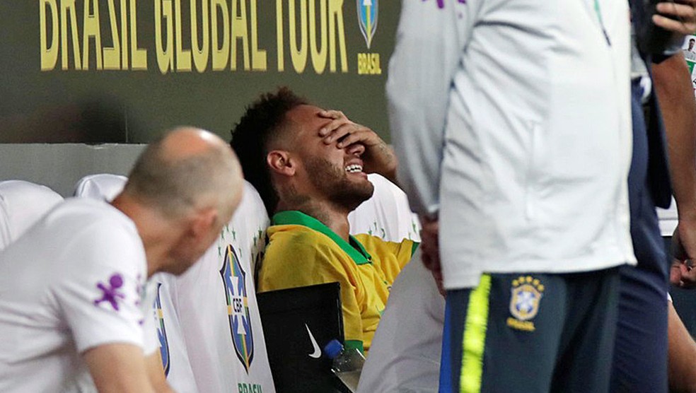 Neymar chora muito no banco de reservas após deixar o gramado — Foto: Ueslei Marcelino / Reuters