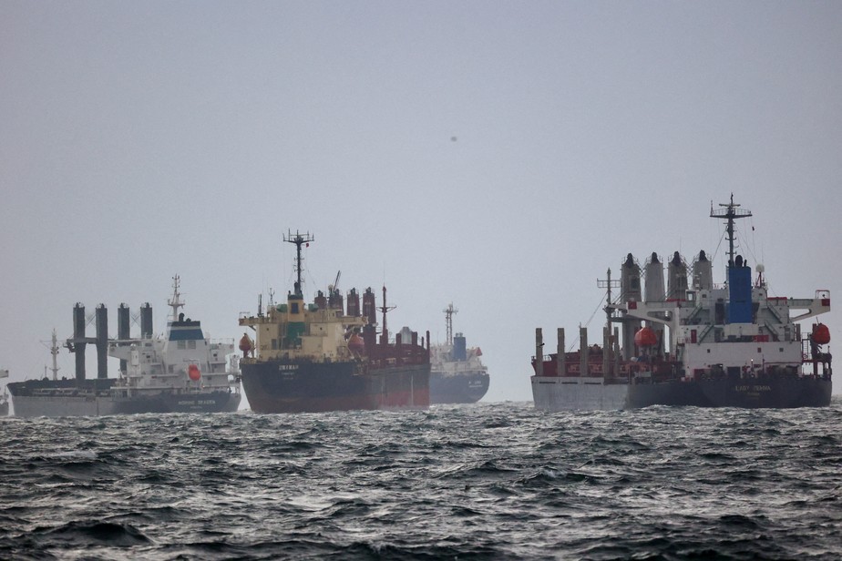 Navios de exportação de grãos no Mar Negro