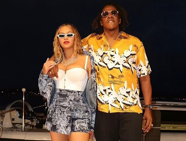 Beyoncé e Jay-Z em festa em iate particular (Foto: Instagram)