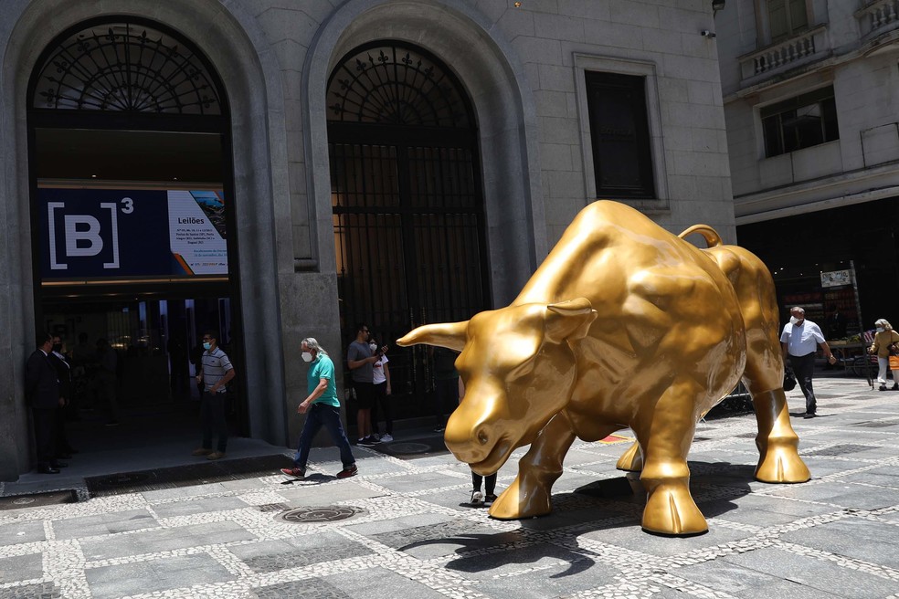 Estátua do Touro de Ouro, instalada no Centro de São Paulo, em frente a Bolsa de Valores (B3).  — Foto: Renato S. Cerqueira/Futura Press/Estadão Conteúdo