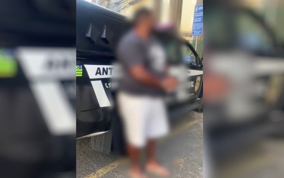 Homem  preso suspeito de estar envolvido em golpe do bilhete premiado, que causou prejuzo de R$ 230 mil em idosa  Foto: Polcia Civil/Reproduo