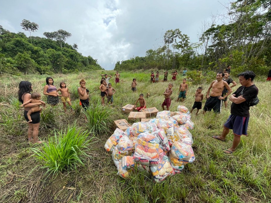 População Yanomami recebendo mantimentos