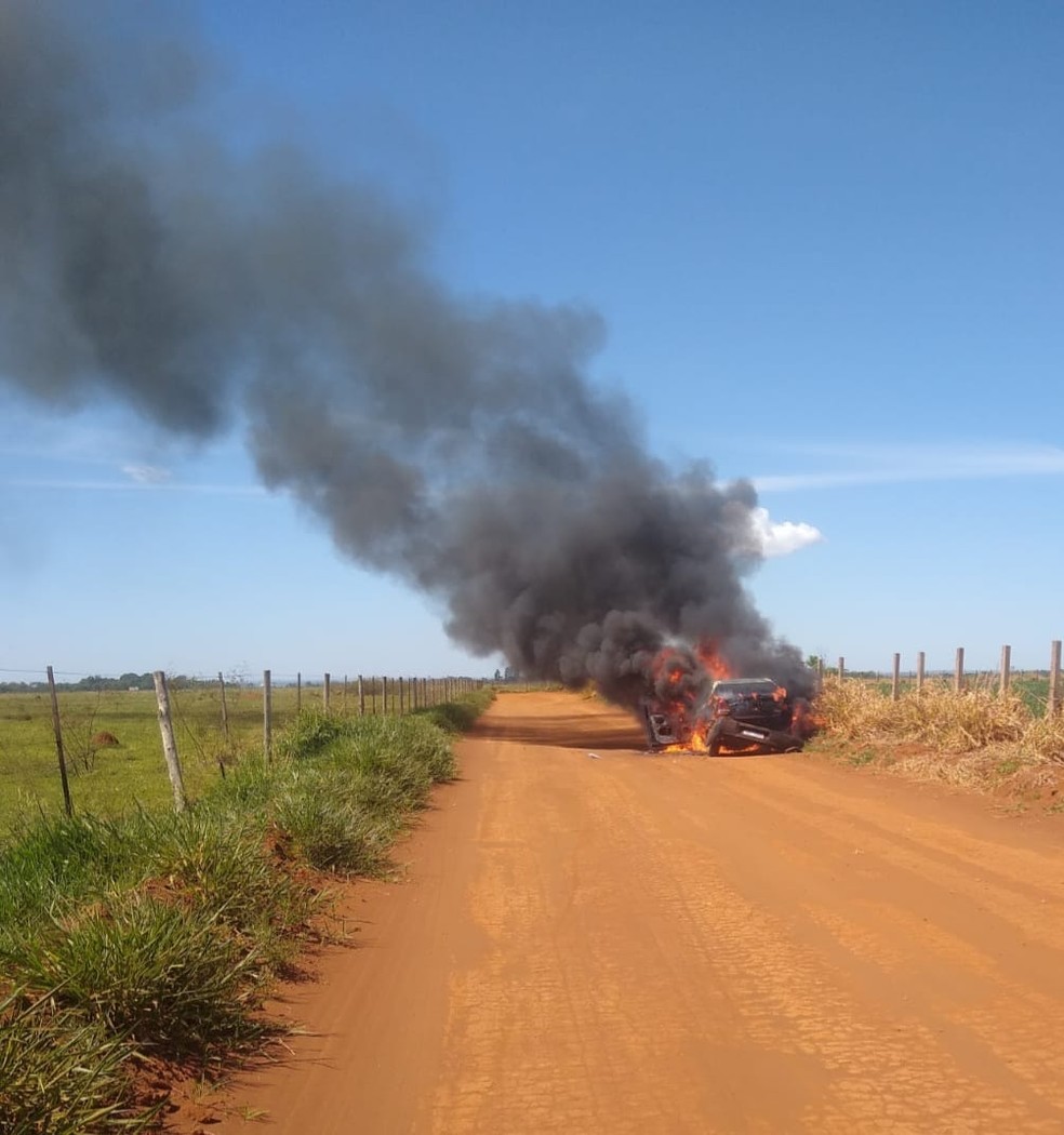 Carro parecido com o dos envolvidos foi encontrado pegando fogo em uma estrada vicinal. — Foto: Divulgação