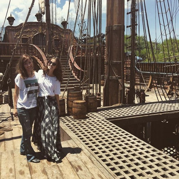Luiza Mayall e Nathalia Dill no cenário de Novo Mundo (Foto: Reprodução/Instagram)