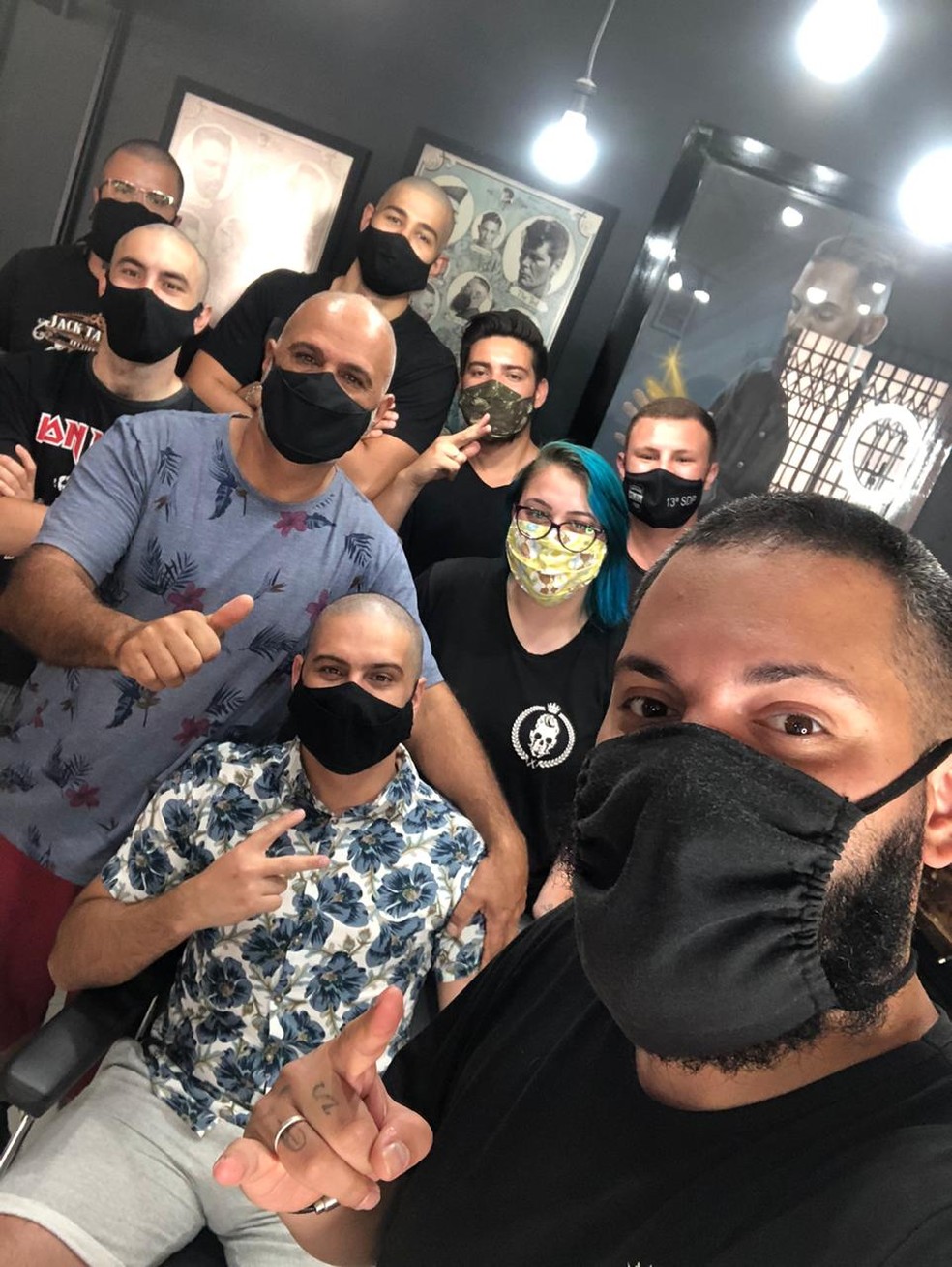 André, amigos e barbeiros cortaram o cabelo — Foto: Arquivo pessoal