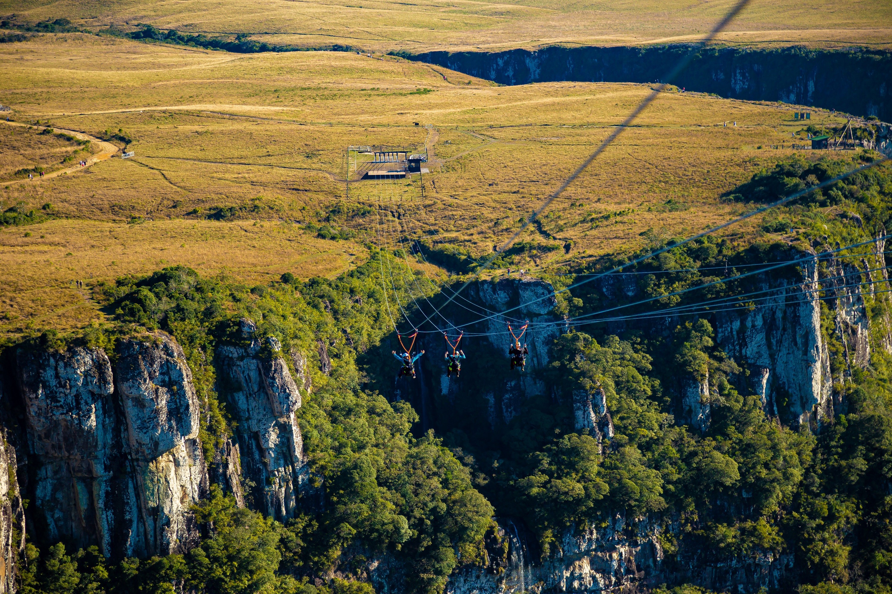 Tirolesa considerada a mais alta das Américas é inaugurada na Serra do RS; veja VÍDEO