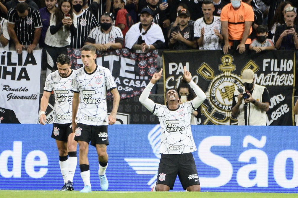 Jô defende Sylvinho após derrota do Corinthians: 