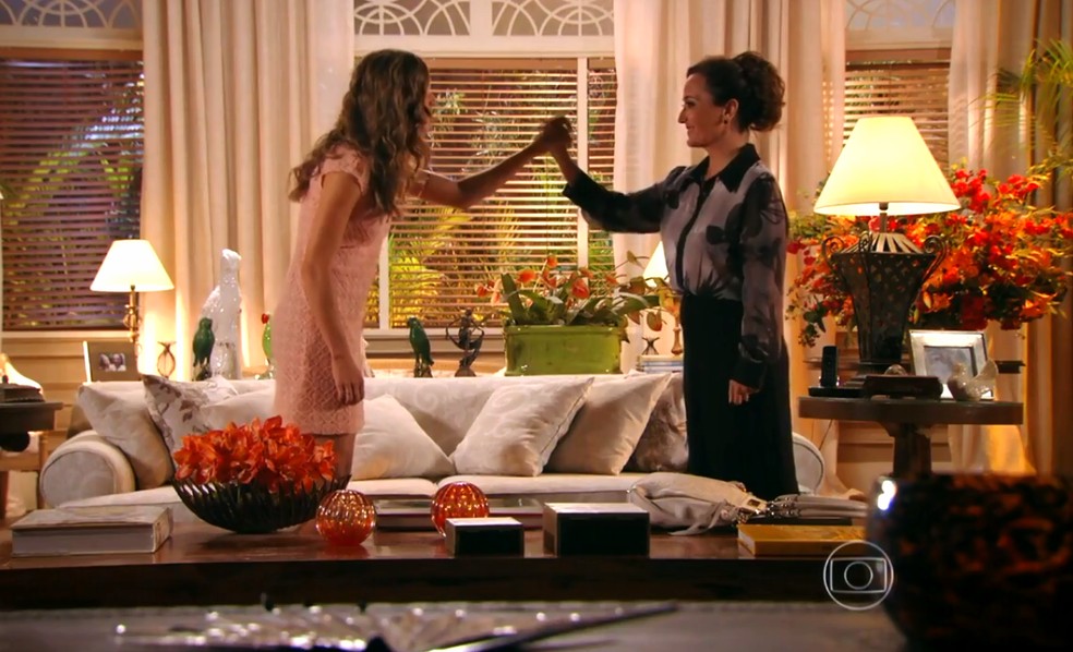 Guiomar (Cláudia Netto) conta a Ester (Grazi Massafera) que conseguiu de volta a casa da ONG  - 'Flor do Caribe' — Foto: Globo