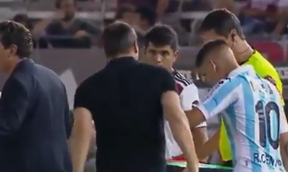 CenturiÃ³n (10) afasta com o braÃ§o esquerdo o tÃ©cnico do Racing, Eduardo Coudet (de preto) â€” Foto: ReproduÃ§Ã£o de TV