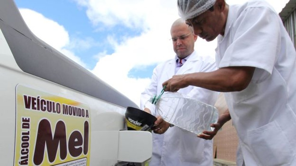 Apicultor usa etanol produzido Ã  base de mel em seus veÃ­culos (Foto: MÃ¡rio Bittencourt / BBC)