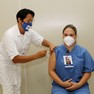 Foto: (Jacareí inicia vacinação contra Covid-19 com profissionais de saúde e idosos / Prefeitura de Jacareí/Divulgação)