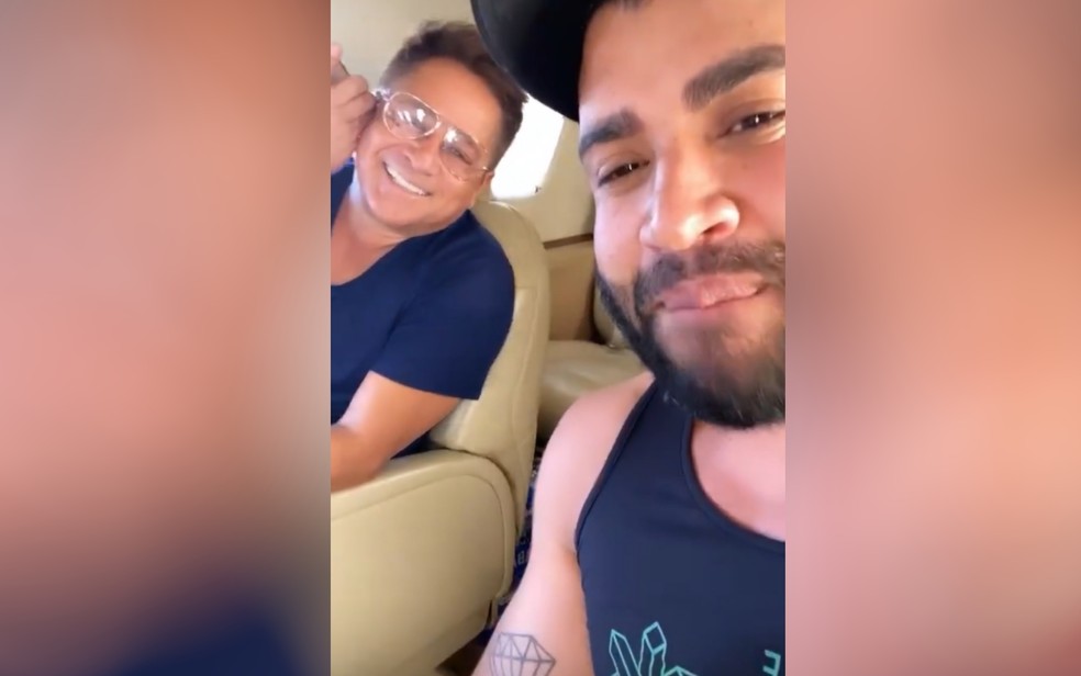 Gusttavo Lima e Leonardo durante voo, em Goiás — Foto: Reprodução/Instagram