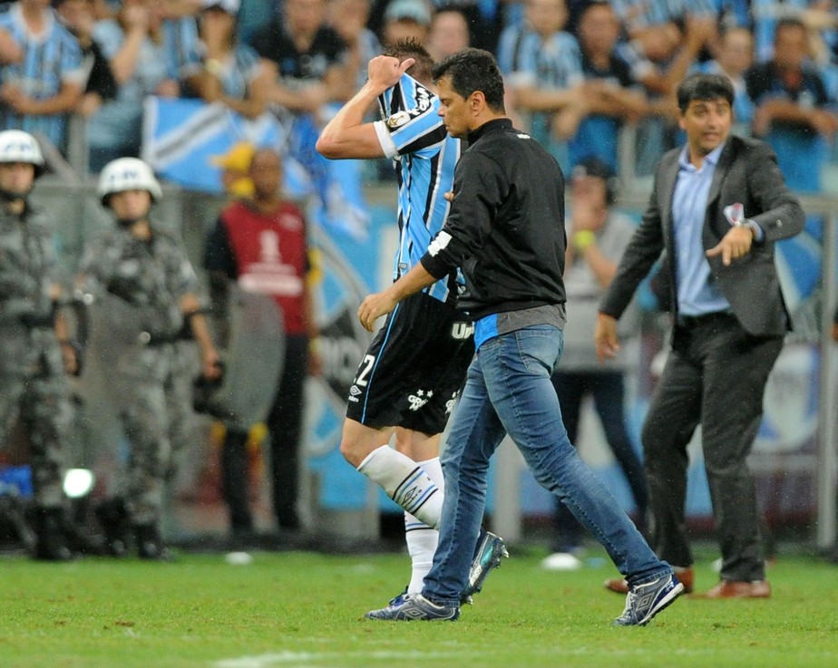 ApÃ³s pÃªnalti e expulsÃ£o, Bressan fica fora de prÃ³ximos jogos e tem futuro indefinido no GrÃªmio