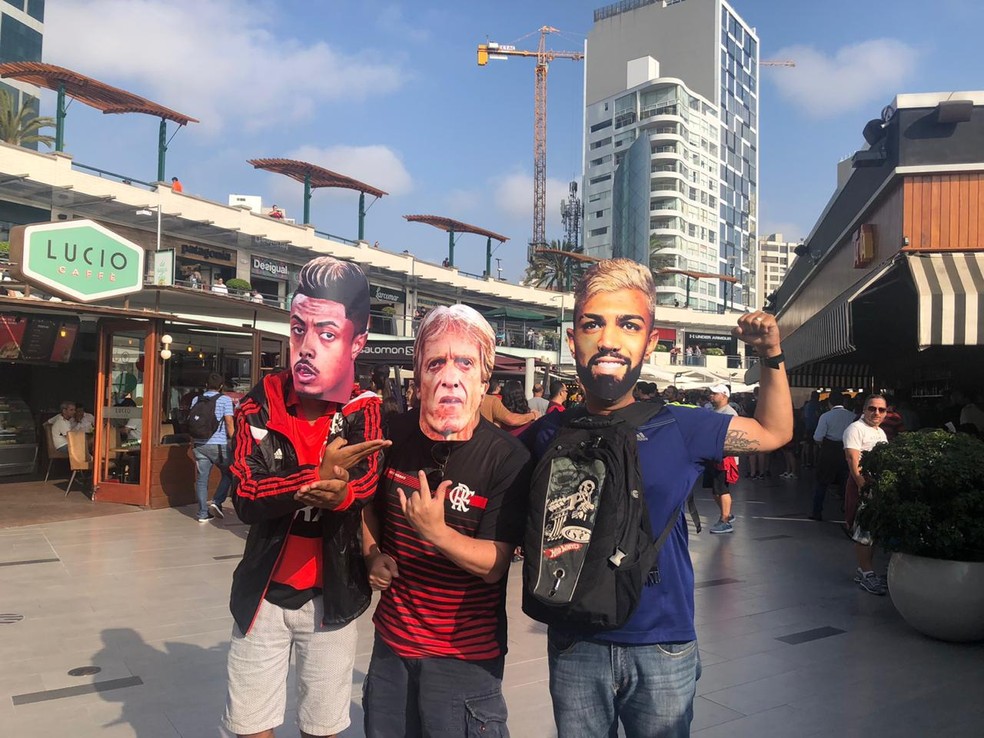 Torcedores do Flamengo em Lima com máscaras de Bruno Henrique, Jesus e Gabigol — Foto: GloboEsporte.com