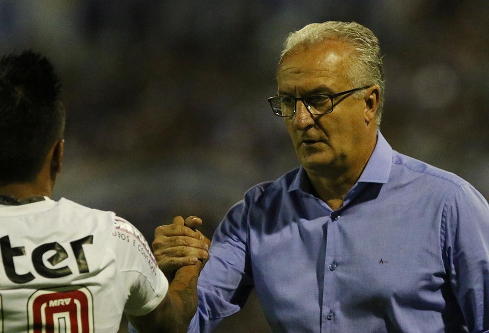 Dorival Júnior vê jogada treinada dar resultado em campo (Foto: Rubens Chiri / saopaulofc.net)
