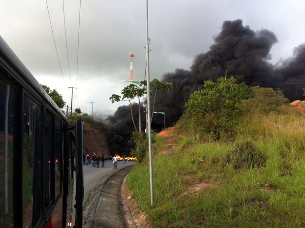 Protesto fechou a PE-60, no acesso ao Complexo de Suape, das 5h30 às 7h desta segunda-feira (21). Depois, metalúrgicos protestaram em frente a uma fábrica (Foto: Reprodução / WhatsApp)
