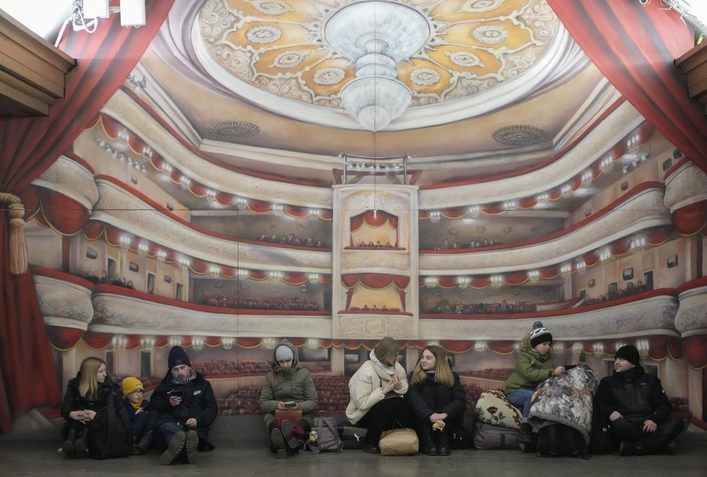 25 de fevereiro - Pessoas descansam no metrô de Kiev, usado como abrigo em Kiev, capital da Ucrânia, nesta sexta-feira (25) — Foto: Efrem Lukatsky/AP