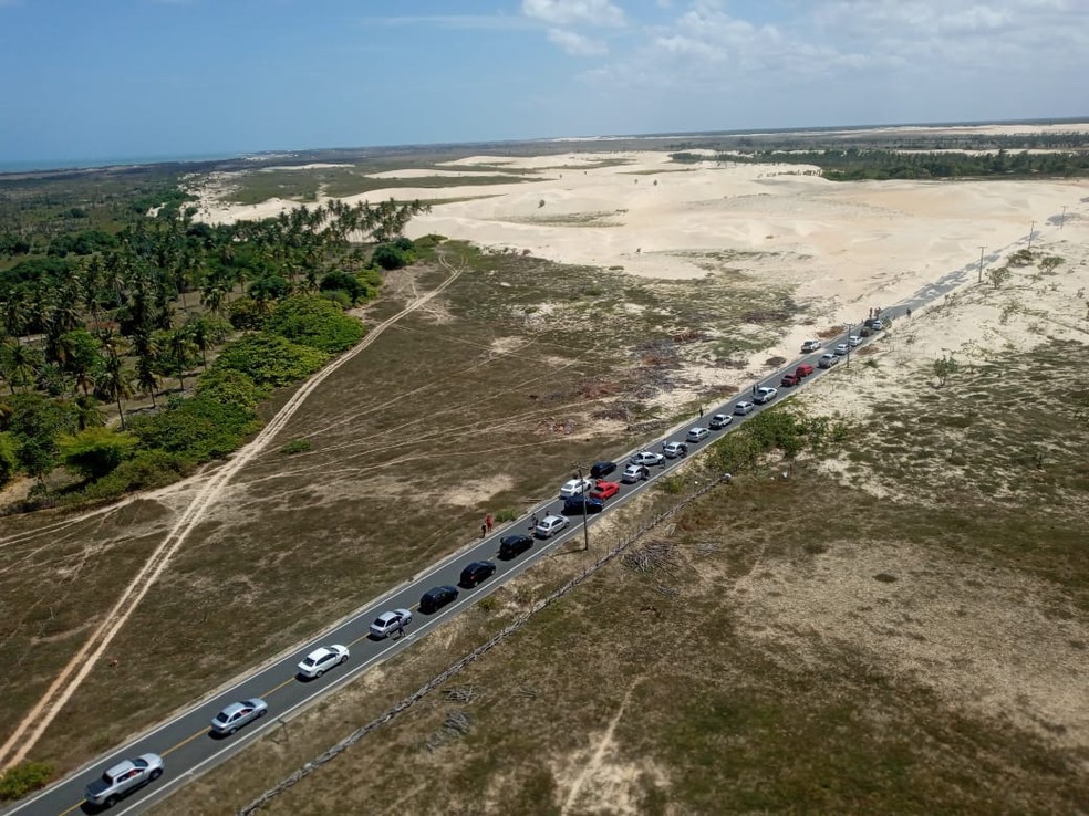 Areia das dunas invade PI-116 e rodovia registra longo engarrafamento — Foto: Divulgação/PMPI