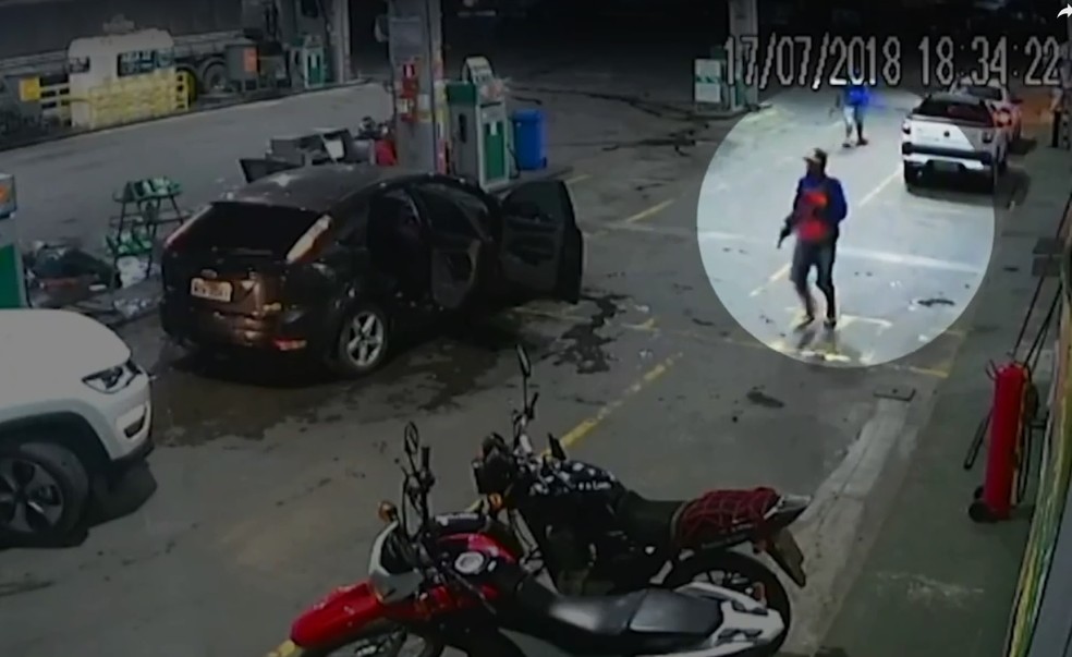 Evanildo aparece em imagens gravadas durante assalto a posto de combustíveis (Foto: Reprodução/TV Bahia)