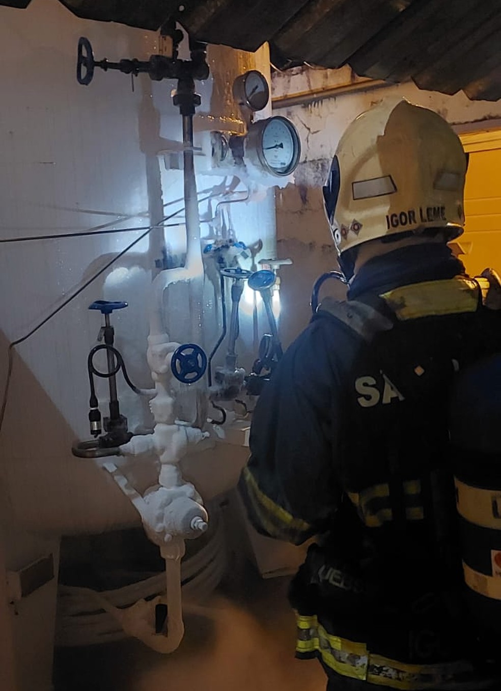 Bombeiros atuam no vazamento de oxigênio puro em hospital de Marília — Foto: Corpo de Bombeiros/Divulgação