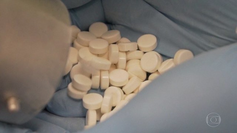 Imagem de comprimidos de hidroxicloroquina; médico americano foi parar na prisão por causa da droga — Foto: Jornal Nacional