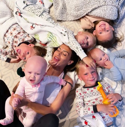 Hilaria Baldwin publica foto com os seis filhos na cama (Foto: Reprodução/Instagram)