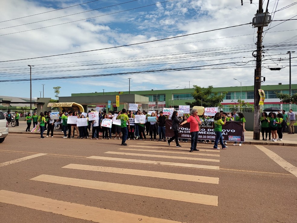Alunos realizam manifestação em frente ao IFRO em Porto Velho — Foto: Eduarda Dejan/Rede Amazônica