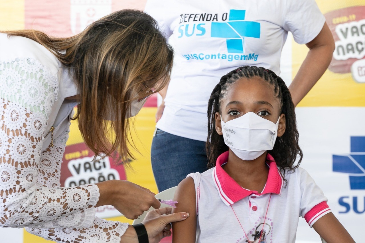 Uma semana após início em MG, crianças falam da vacinação contra a Covid: 'Quase desmaiei de alegria'