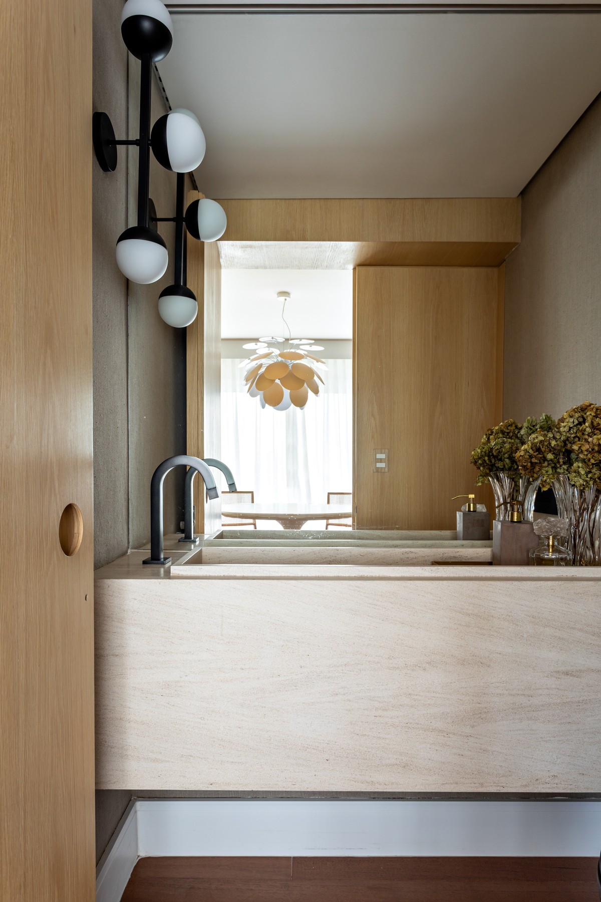 WASHBASIN |  Next to the dining room, the toilet has pieces made of wood (Photo: Fran Parente / Disclosure)